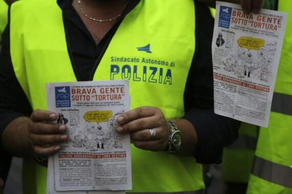 Salvini sempre più ridicolo, difende pure il reato di tortura: la clamorosa dichiarazione