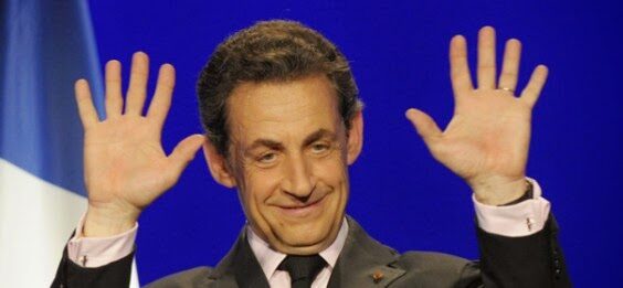 I francesi stanno quasi peggio di noi: tra la populista Le Pen e il fallimentare Hollande, resuscitano perfino Sarkozy
