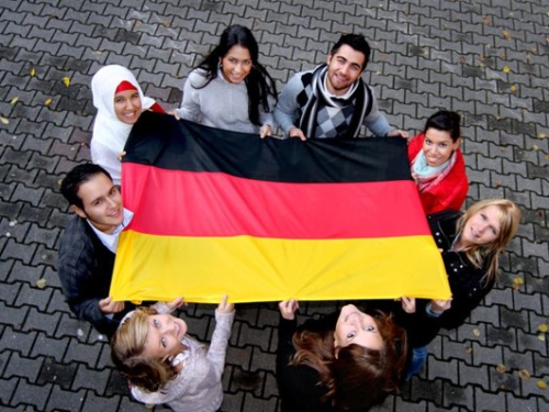 Cosa si nasconde dietro la benevolenza della Germania con i profughi: lavoro pagato 1 euro l’ora
