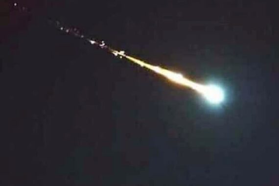 Meteorite sfiora l’Italia, avvistato per alcuni secondi in cielo poi il boato