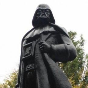 Statua di Lenin trasformata in quella di Darth Fener di Star Wars: la brutta fine del comunismo