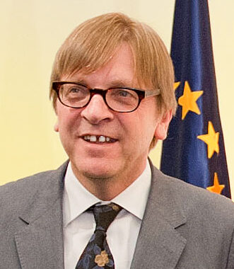 Chi è davvero Verhofstadt: il burattino delle lobby che chiama burattino Conte