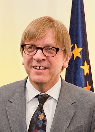 Chi è davvero Verhofstadt: il burattino delle lobby che chiama burattino Conte