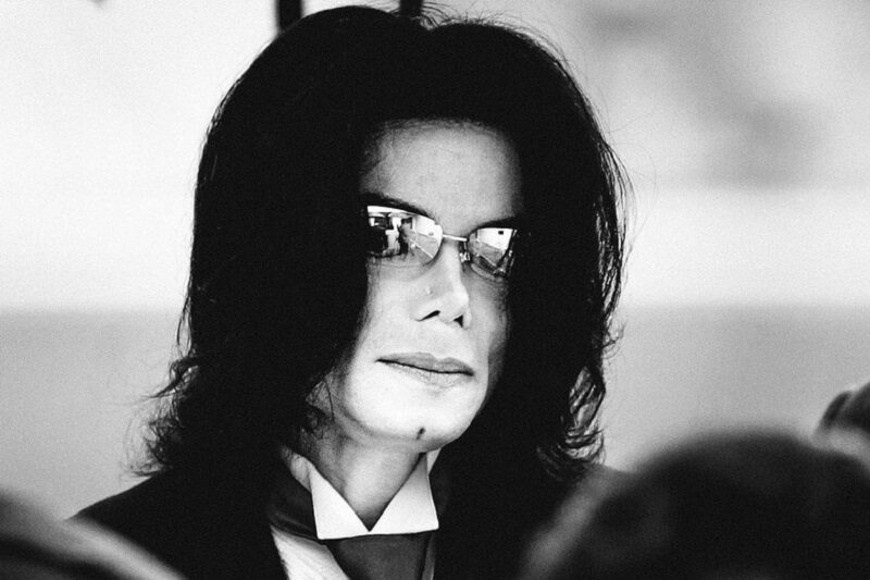 Michael Jackson, accuse di pedofilia da documentario: bandito da radio e dai Simpson