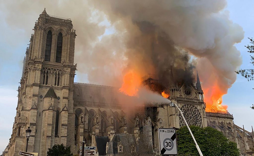 Incendio Notre-Dame, l’11 settembre della cultura: possibili cause e storia monumento