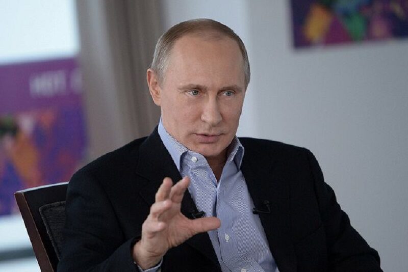 Russia, Putin governerà a vita senza farsi vedere: come riformerà la Costituzione