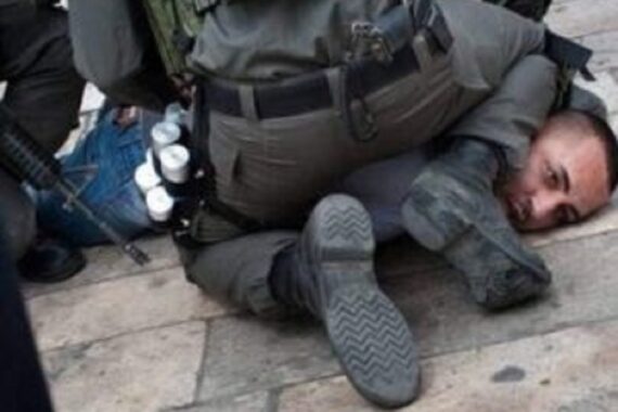 Ginocchio sul collo tortura contro i palestinesi, ma nessuno si indigna