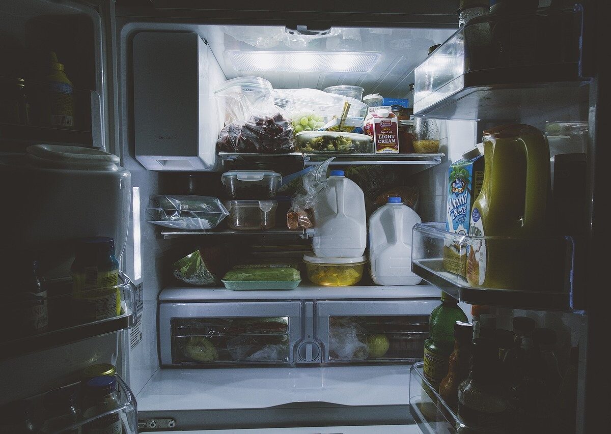 Latte nello sportello del frigorifero: perché  è sbagliato