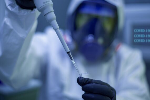 Nuovo vaccino Pfizer: inquietante ammissione di BionTech su effetti collaterali