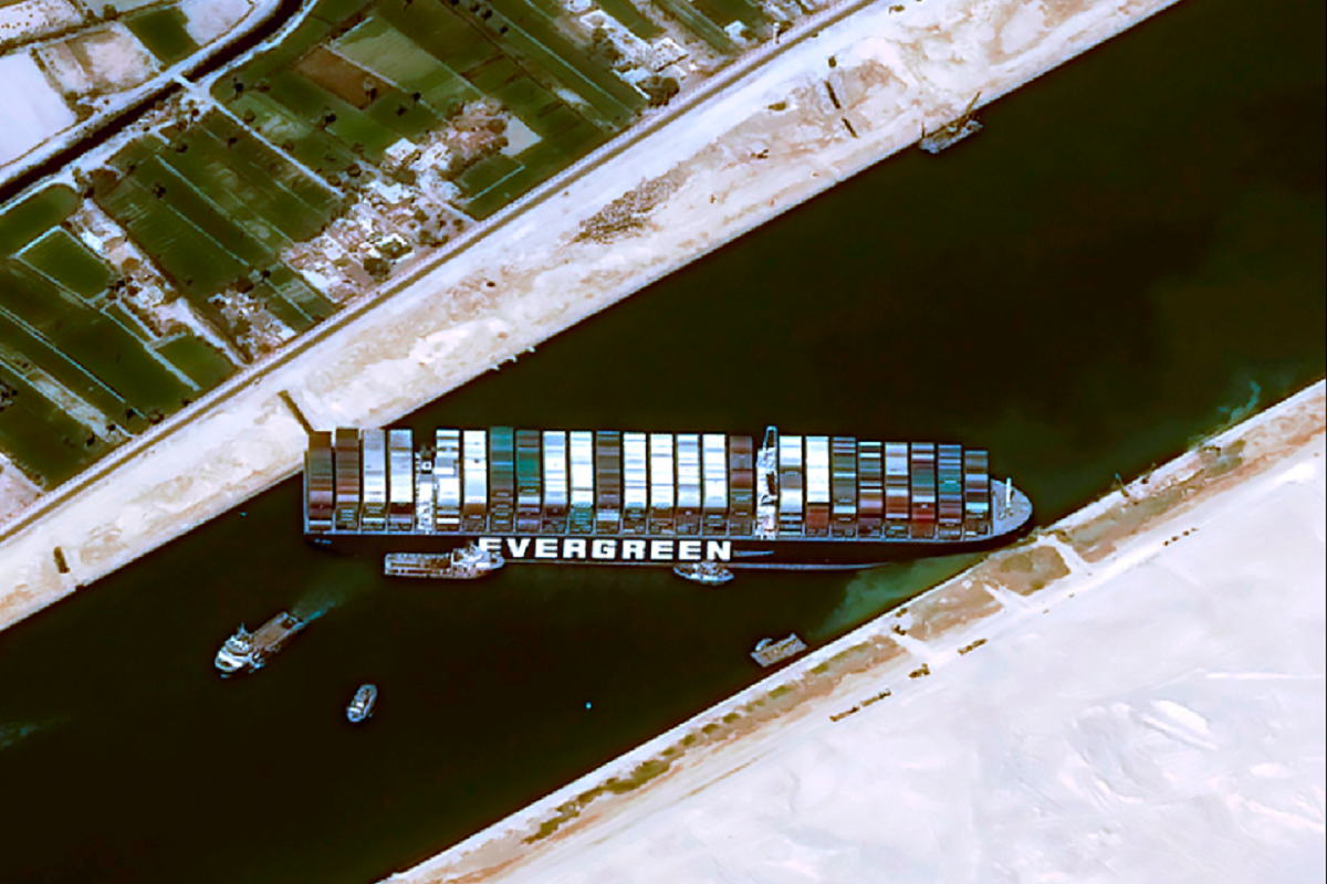 Canale di Suez bloccato: non solo aumento benzina, tutti i rischi