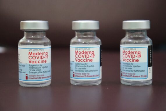Vaccini, efficacia Pfizer e Moderna ridotta di un terzo in 4 mesi