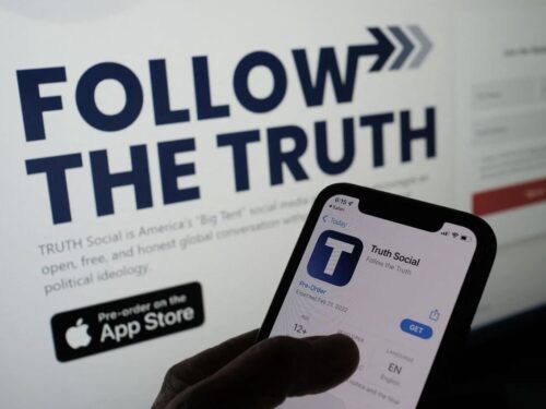 Trump lancia Truth: come funziona Social che sfida Facebook e Twitter