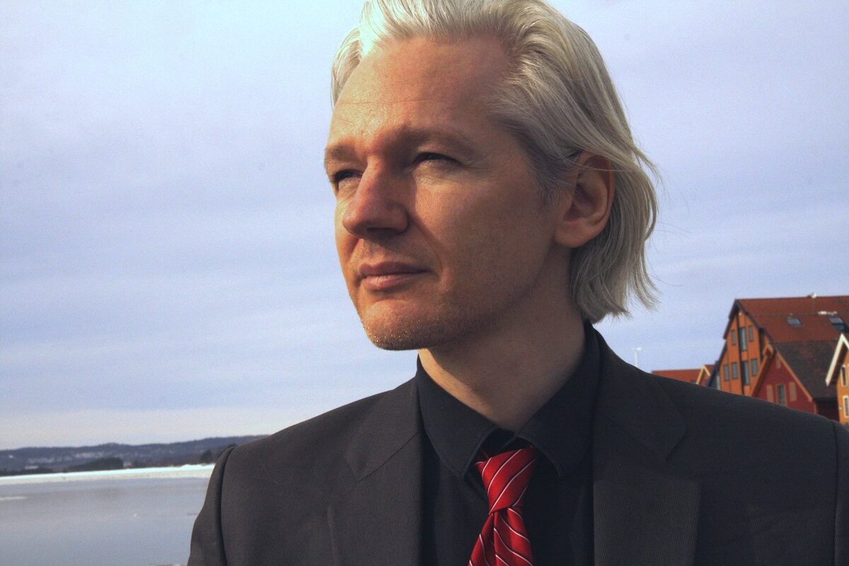 Assange, Gran Bretagna lo regala agli Usa: ingiustizia è compiuta
