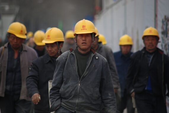 In Cina lavoratori sfruttati? Non proprio: i diritti contrattuali che qua ci sogniamo