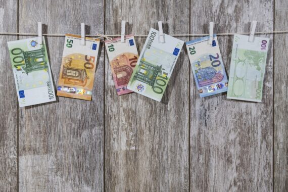 Euro compie 20 anni: come ci ha rovinati