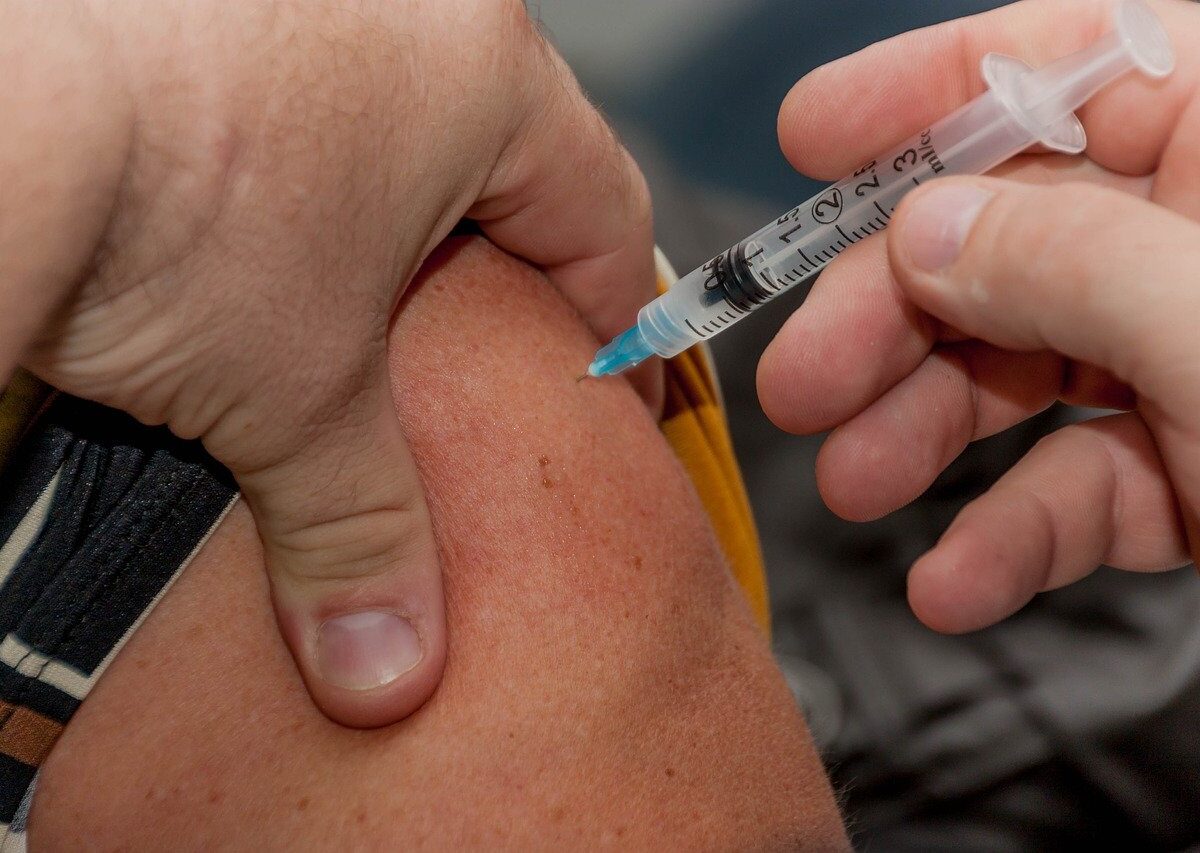 Vaccino obbligatorio Over 50: i tanti motivi di una scelta ridicola