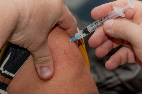 Vaccino obbligatorio Over 50: i tanti motivi di una scelta ridicola