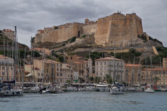 Corsica in fiamme, vuole indipendenza: Macron sta bleffando?