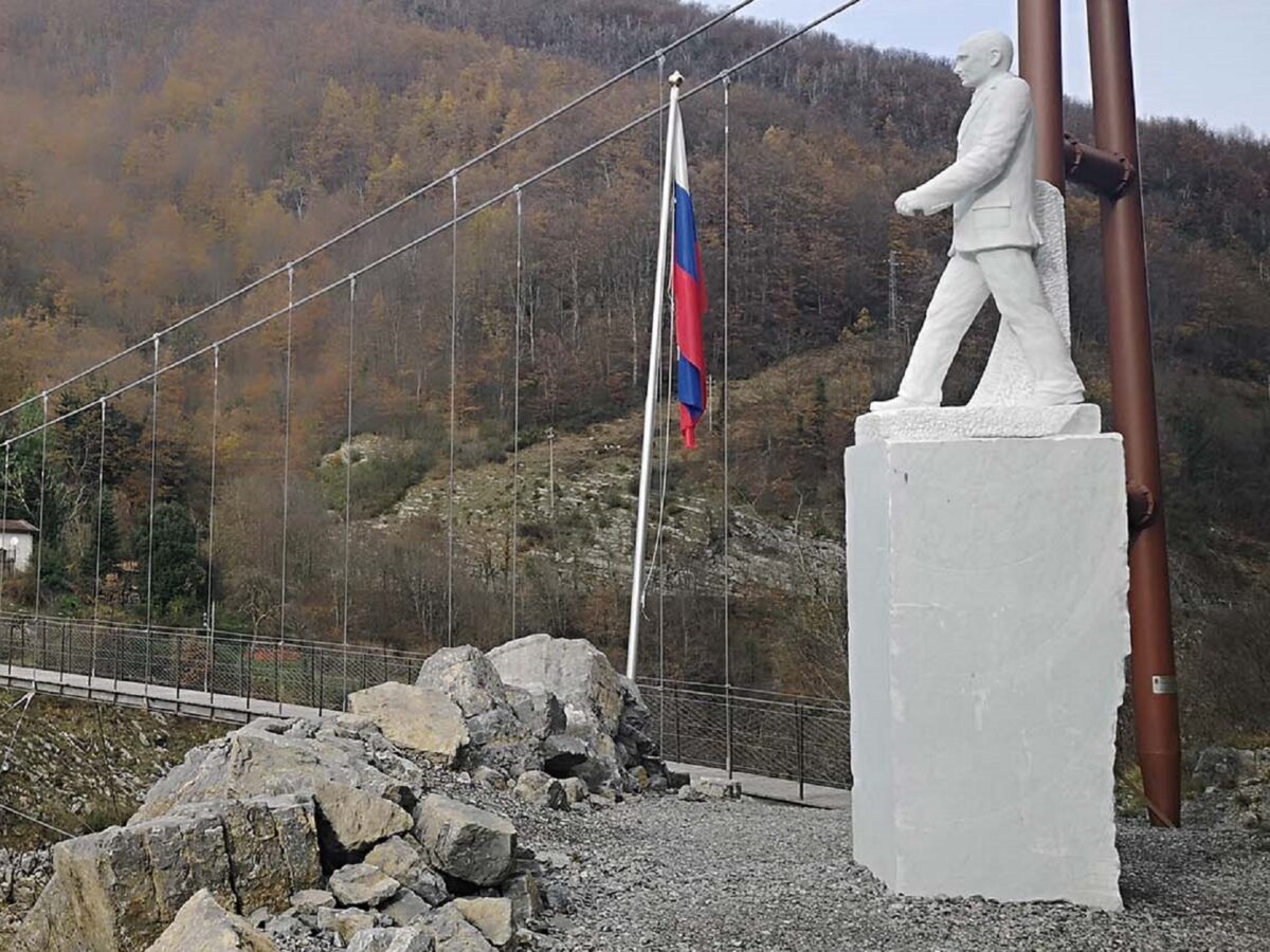 Il comune italiano con la statua di Putin in marmo: dove si trova