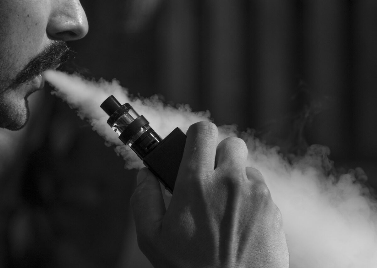 Sigarette elettroniche aumentano rischi di tumore al naso: motivi