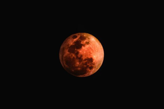 Eclissi di Luna totale: quando ci sarà e come vederla