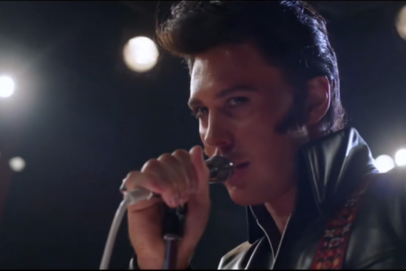 Elvis, il film: spettacolarizzazione di un uomo spettacolare