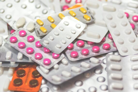 Allarme farmaci, stanno scarseggiando: i motivi e come fare