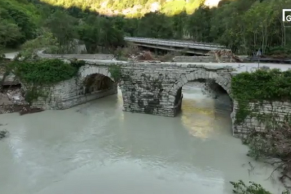 Marche, antico ponte romano resta in piedi e deride modernità