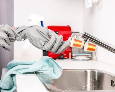 Lavandino otturato: 2 rimedi naturali per sturare tubature intasate
