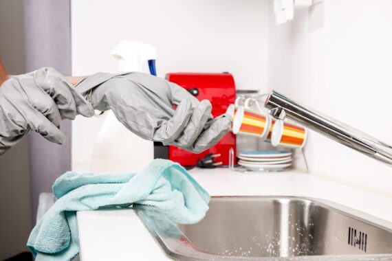 Lavandino otturato: 2 rimedi naturali per sturare tubature intasate