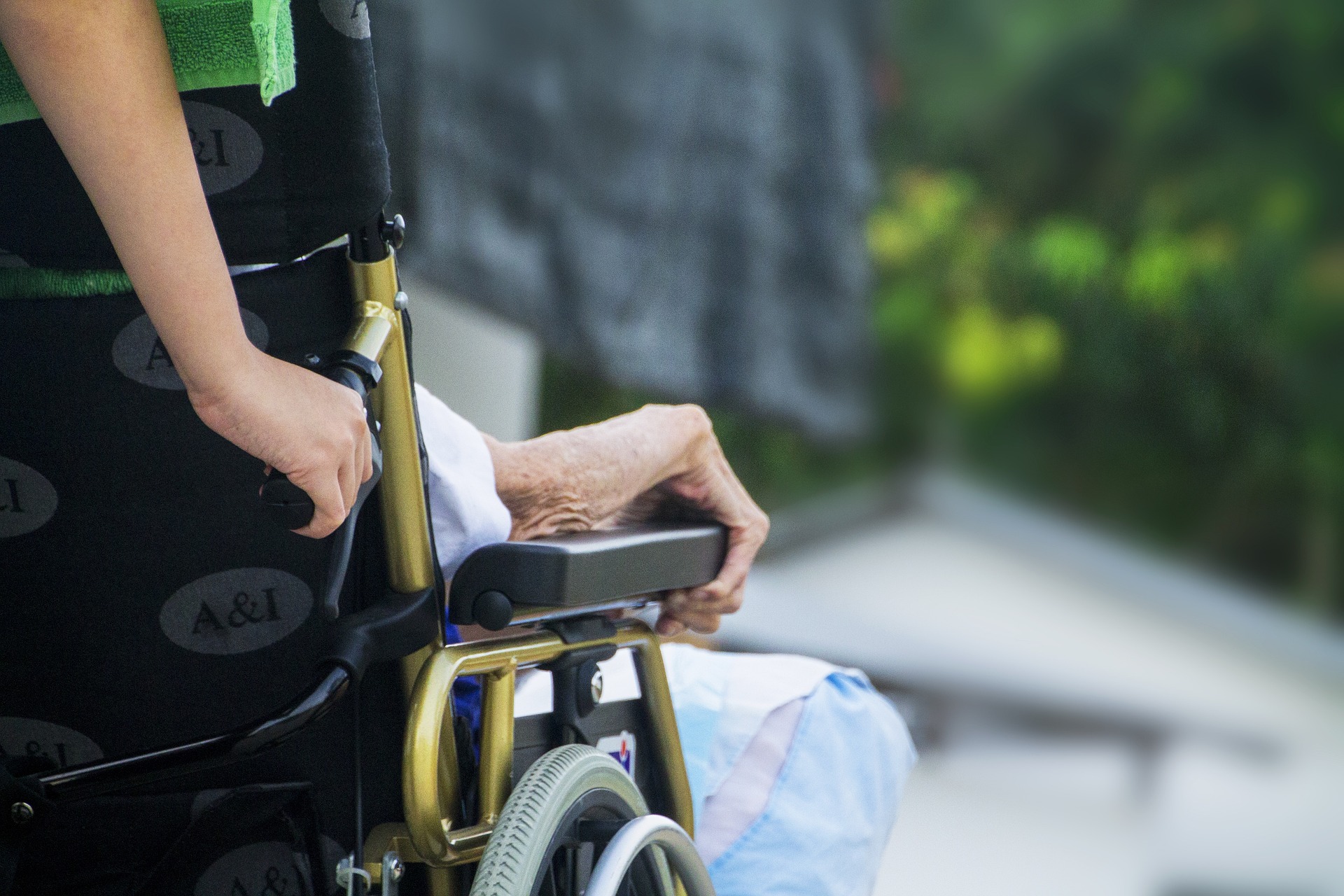 Disabili, lo Stato taglia sui ricambi per le carrozzine elettriche Disabili, lo Stato taglia sui ricambi per le carrozzine elettriche
