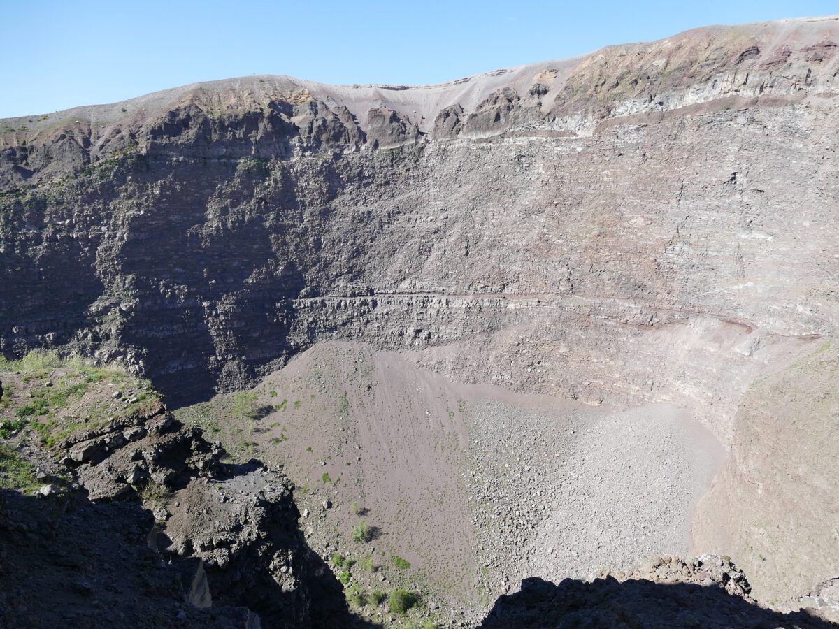 Vesuvio: scosse causate da abbassamento cratere, quali rischi?