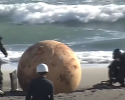Giappone, ritrovata enorme palla di ferro in spiaggia: le 3 ipotesi