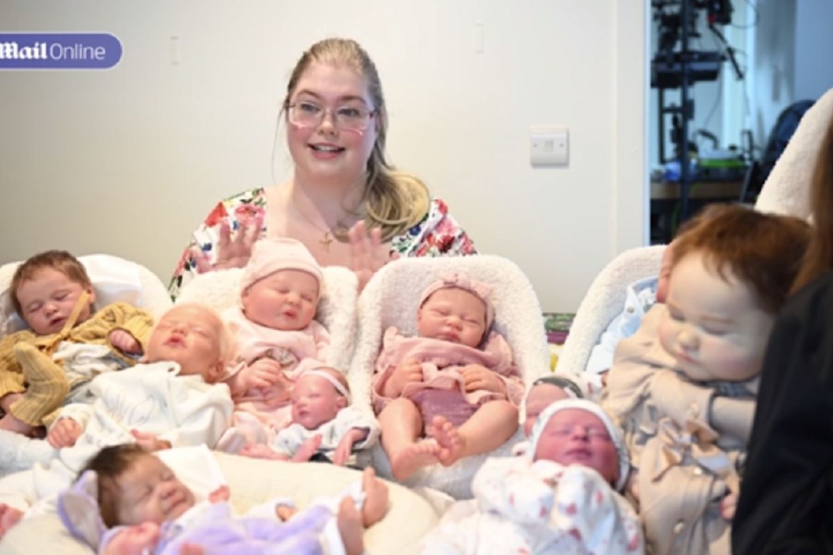 Donna londinese “mamma” di 13 bambole: è virale su TikTok