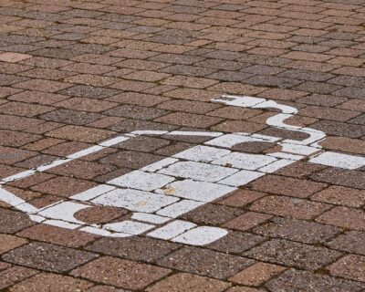 I vantaggi di installare colonnine di ricarica per veicoli elettrici in aree urbane