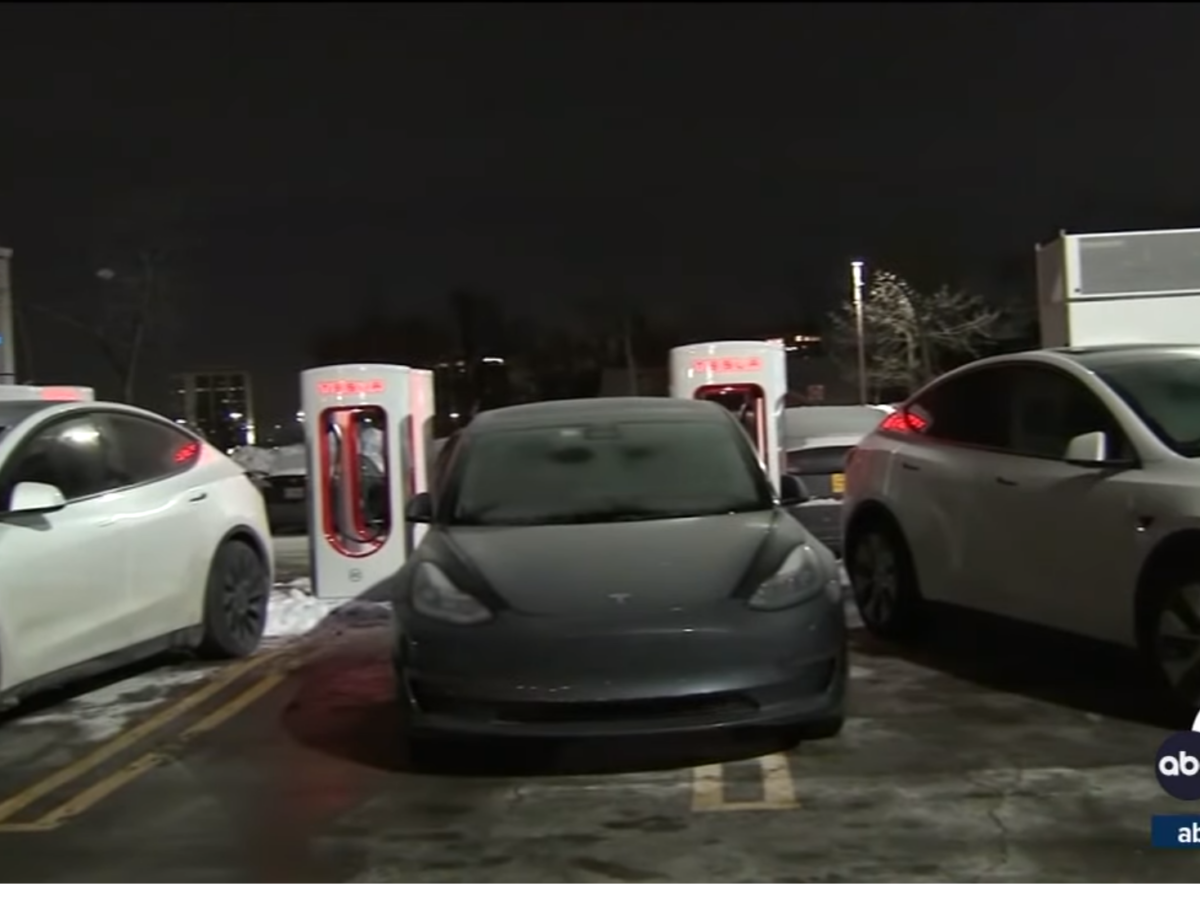 Il freddo estremo mette KO decine di Tesla: altri dubbi sulle auto elettriche