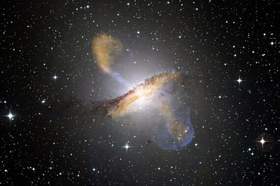 Il telescopio JWST ci fornisce clamorose novità su galassie e buchi neri