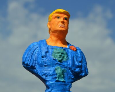 Ucraina, il danno e la beffa: Trump vuole le terre rare e la consegna alla Russia