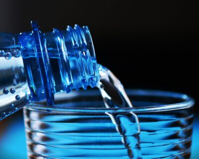 Bere acqua alcalina fa bene? I presunti benefici e i potenziali rischi