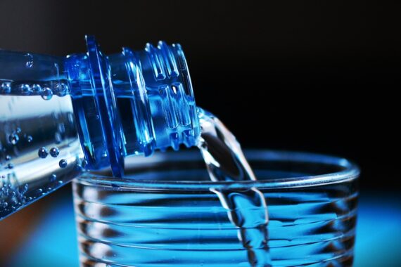 Bere acqua alcalina fa bene? I presunti benefici e i potenziali rischi