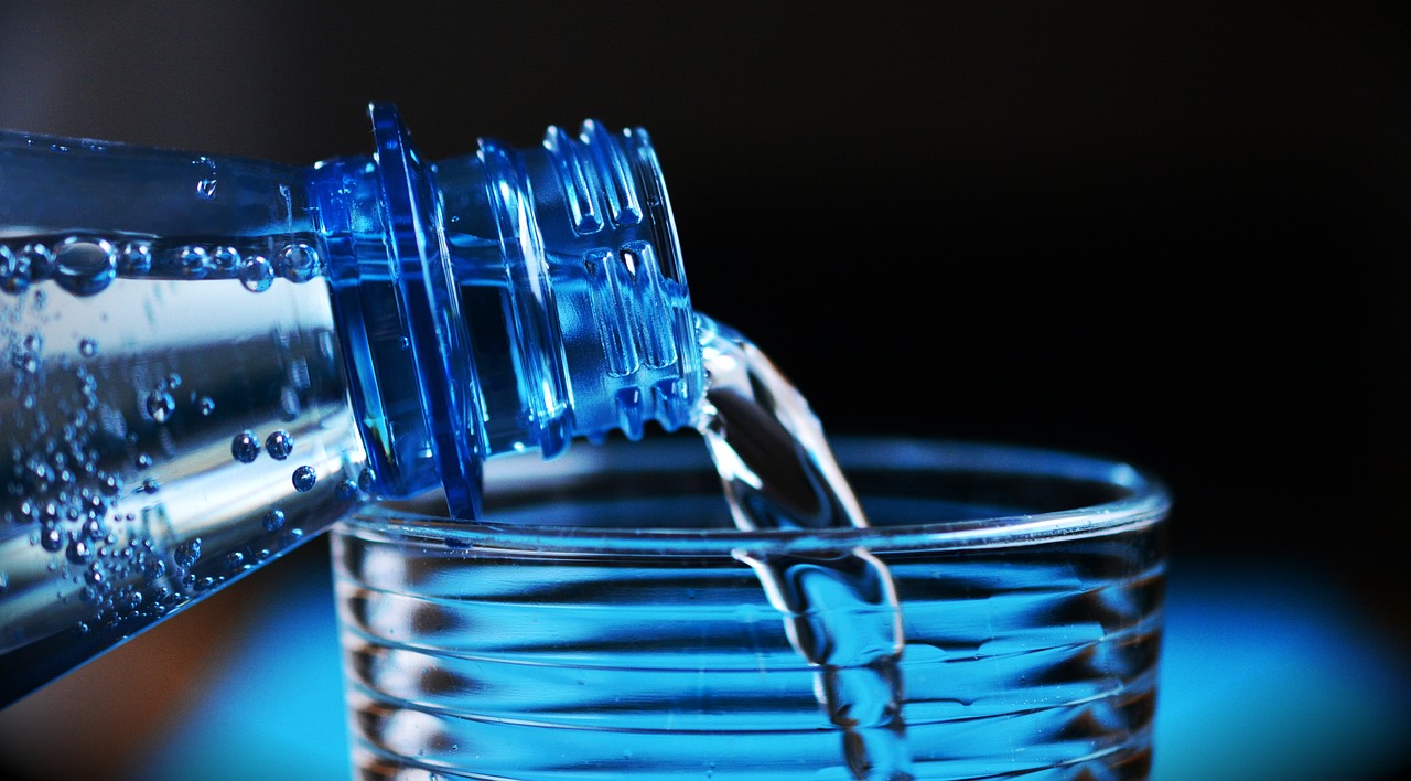 Bere acqua alcalina fa bene? I presunti benefici e i potenziali rischi Bere acqua alcalina fa bene? I presunti benefici e i potenziali rischi