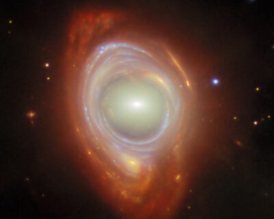JWST ci regala una spettacolare foto di un anello di Einstein