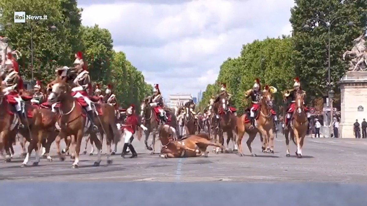 Presa della Bastiglia, figuraccia per Macron alla commemorazione [VIDEO]