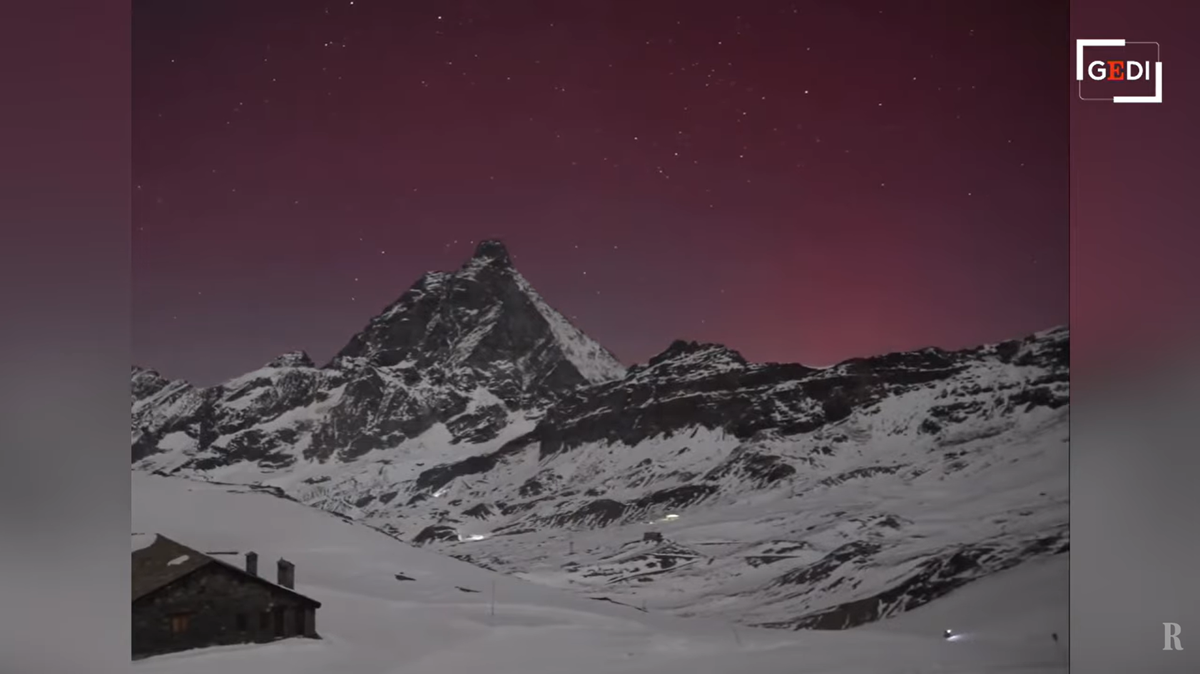 Cielo rosso causato da tempesta magnetica: presagio di guerra mondiale?
